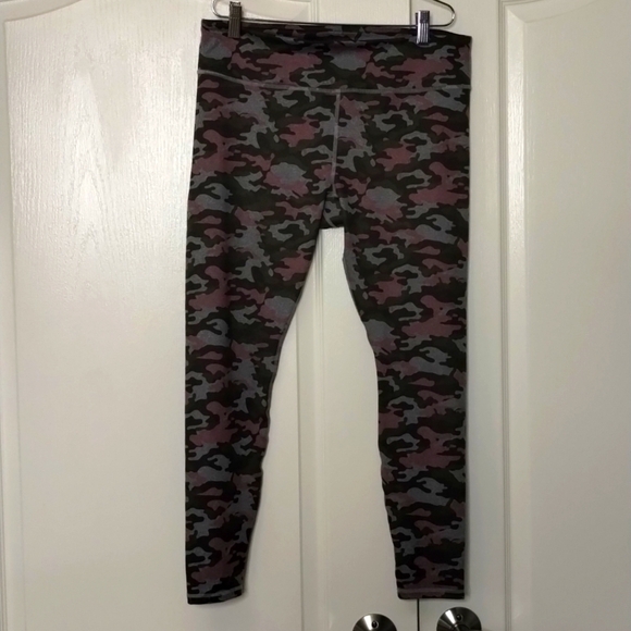Fabletics size Large stretch camo leggings 24" inseam pink green - Picture 1 of 7